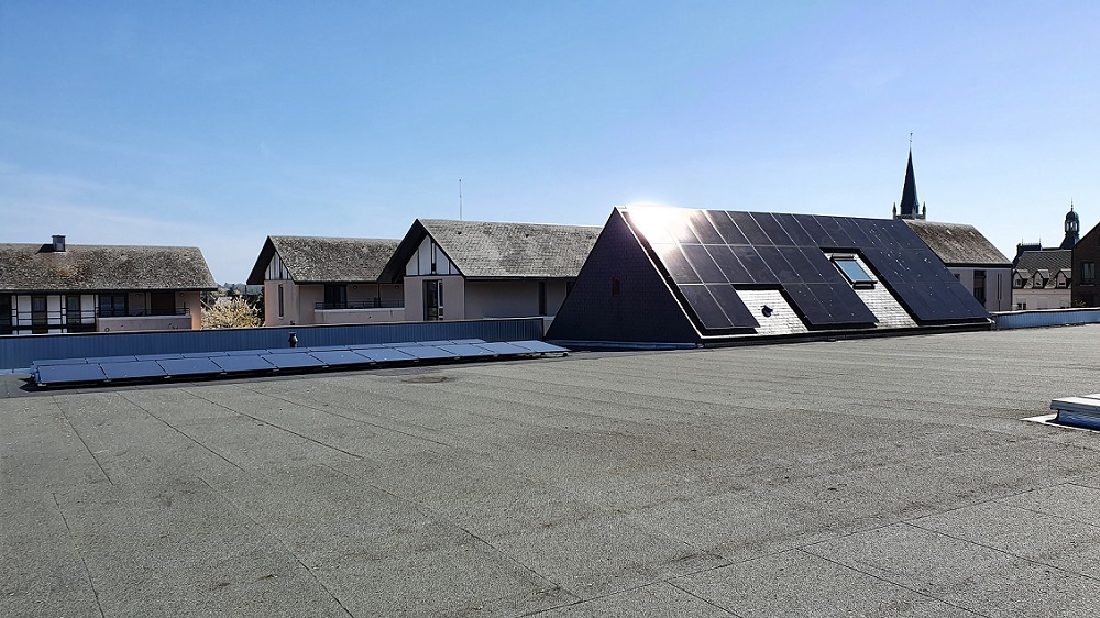 Installation photovoltaïque de 35.325 Kwc en Auto Consommation et revente du surplus sur toiture terrasse.