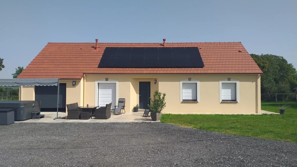 Espace extérieur fonctionnel et écologique avec une pergola photovoltaïque
