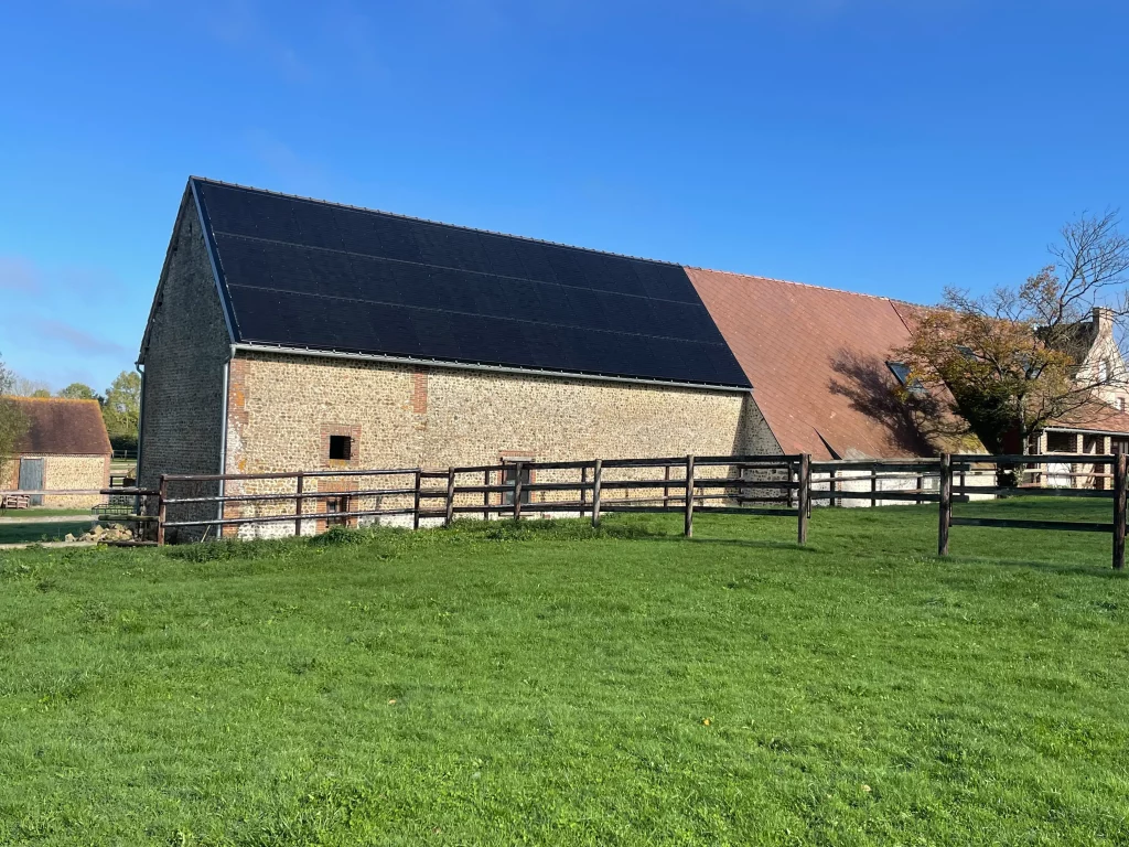 Installation de panneaux photovoltaïques sur façade pour optimiser votre espace extérieur