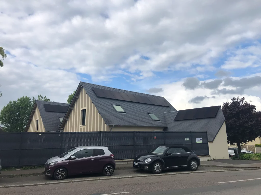 Panneaux solaires sur façade : solution esthétique et efficace pour l’énergie renouvelable