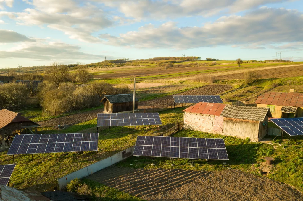 Panneaux solaires installés sur un site isolé pour une autonomie énergétique"