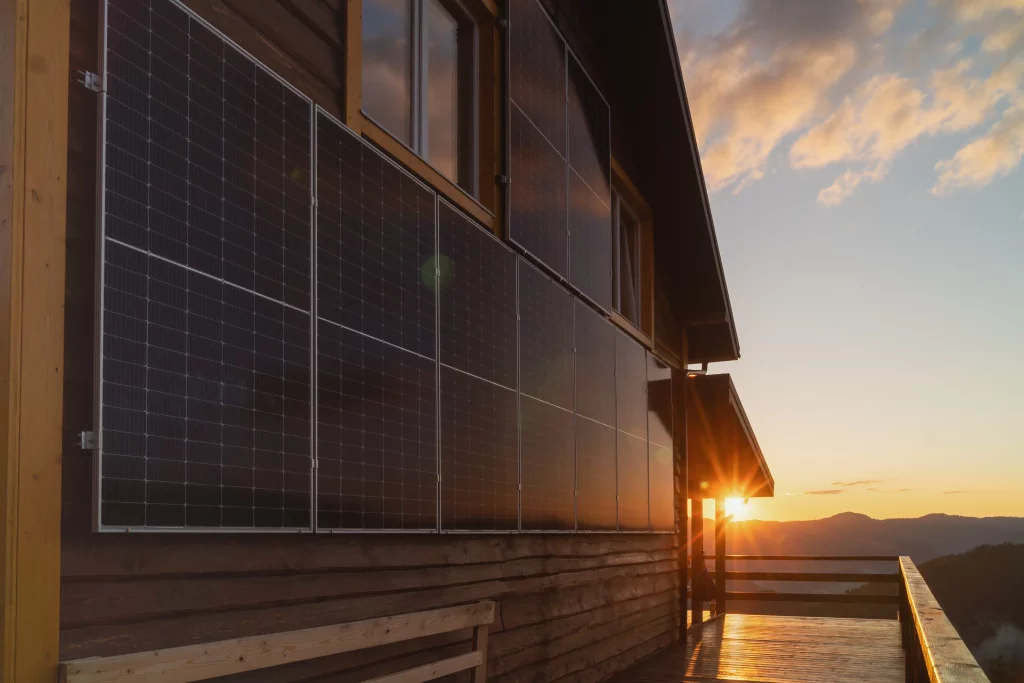 Bâtiment équipé de panneaux solaires muraux, soulignant l'expertise de Devallé énergie dans l'installation de solutions solaires